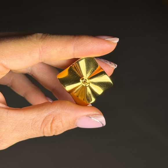 New Golden Swirl Studs - Picture 8 of 9